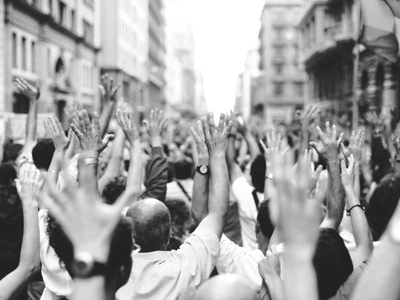 La democrazia arretra in tutto il mondo, ed è in crisi anche in Occidente