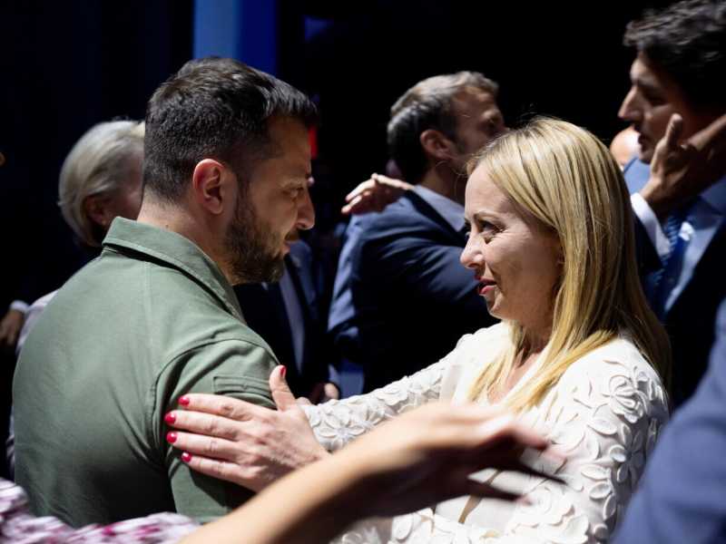 Meloni e il sostegno a Kyiv nel giorno di Trump: salta il videomessaggio della premier