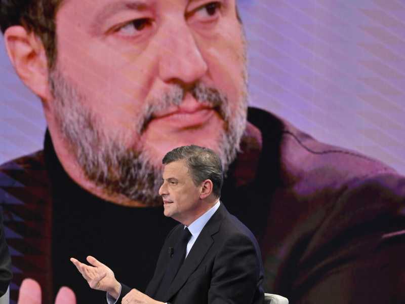 Calenda passa dalle parole ai fatti: presentata la mozione di sfiducia contro Salvini