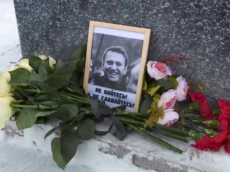 La madre di Navalny: "Mi hanno mostrato il corpo di Alexei". Le minacce per una sepoltura in segreto