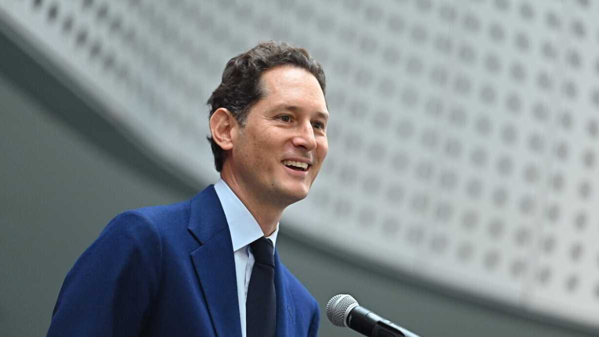 Immagine di Che ci faceva, non annunciato, John Elkann al Corriere? Si lamentava di come lo trattano