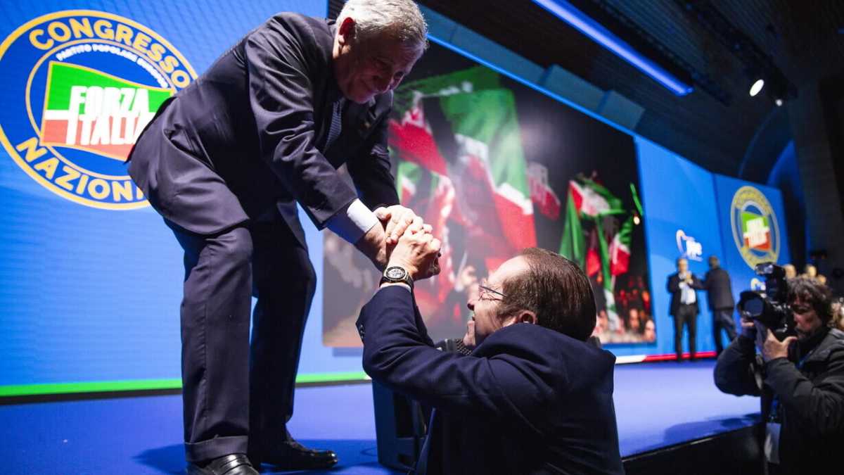 Immagine di Il fratello del Cav.: "Un altro Berlusconi in politica? Sarà il futuro a dirlo". Scene dal congresso di Forza Italia