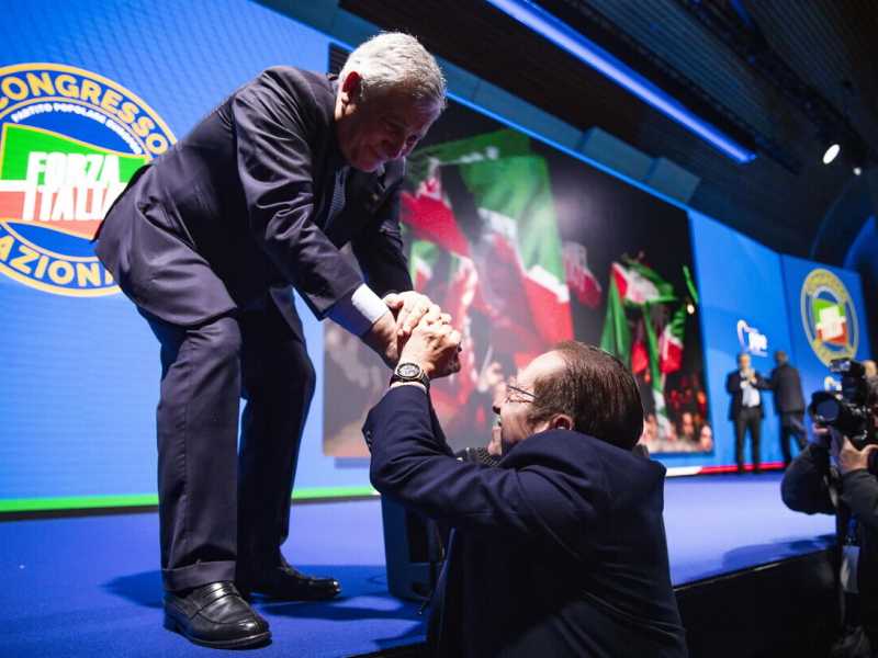 Il fratello del Cav.: "Un altro Berlusconi in politica? Sarà il futuro a dirlo". Scene dal congresso di Forza Italia