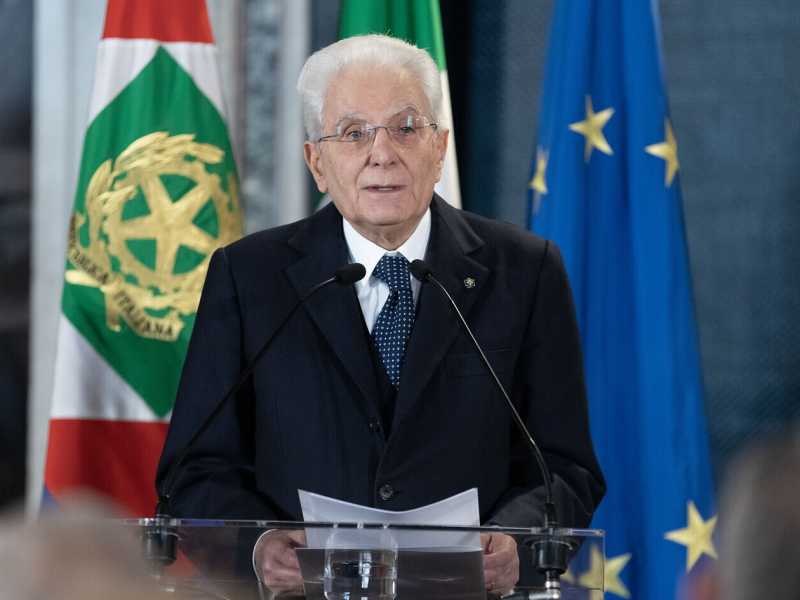 "Con i ragazzi, i manganelli esprimono un fallimento". Un saggio Mattarella interviene dopo le cariche agli studenti