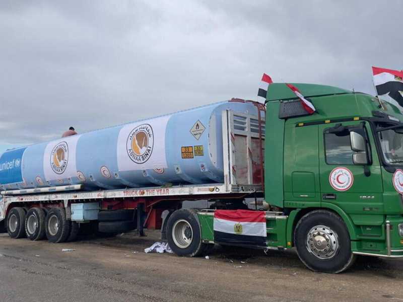 Rafah, uno dei camion della societ&agrave; Sons of Sinai di al Argani, con la scritta "Abnaa Sinai" vicino alla bandiera dell'Unicef (foto Ansa)