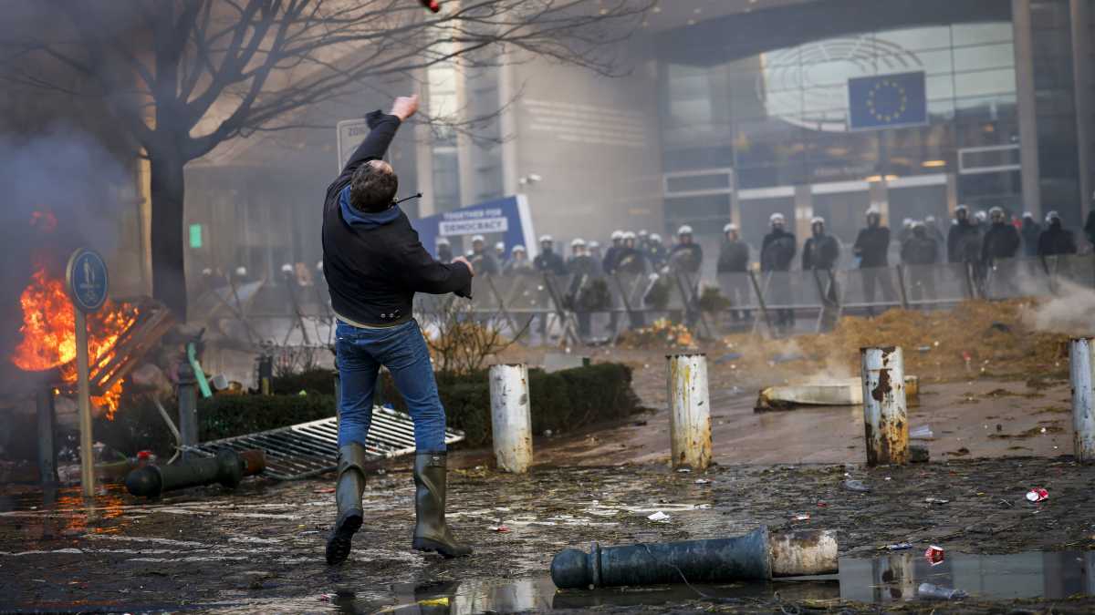 Immagine di I trattori insaziabili. L’Ue prepara altre concessioni, che non bastano mai. E se l’abolissimo, la Pac?
