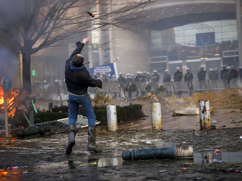 Protesta degli agricoltori davanti al Parlamento europeo a Bruxelles (LaPresse) <br />