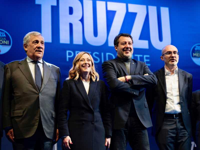 Meloni, Salvini e Tajani dopo la sconfitta in Sardegna: "Impariamo dagli errori". E la premier chiama Todde