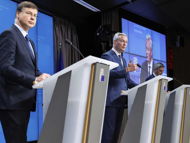 Valdis Dombrovskis e Bruno Le Maire parlano dopo l'ECOFIN a Bruxelles (Foto AP/Olivier Matthys)&nbsp;<br />