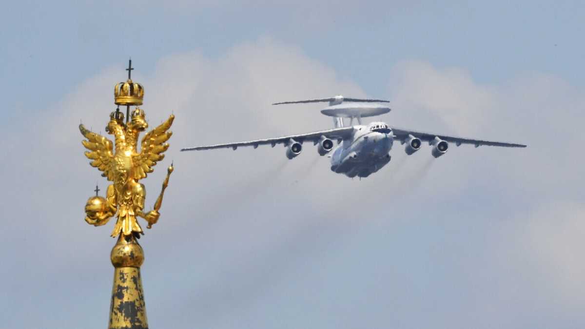 Immagine di Kyiv libera pezzi di cielo. C'è aria di F-16