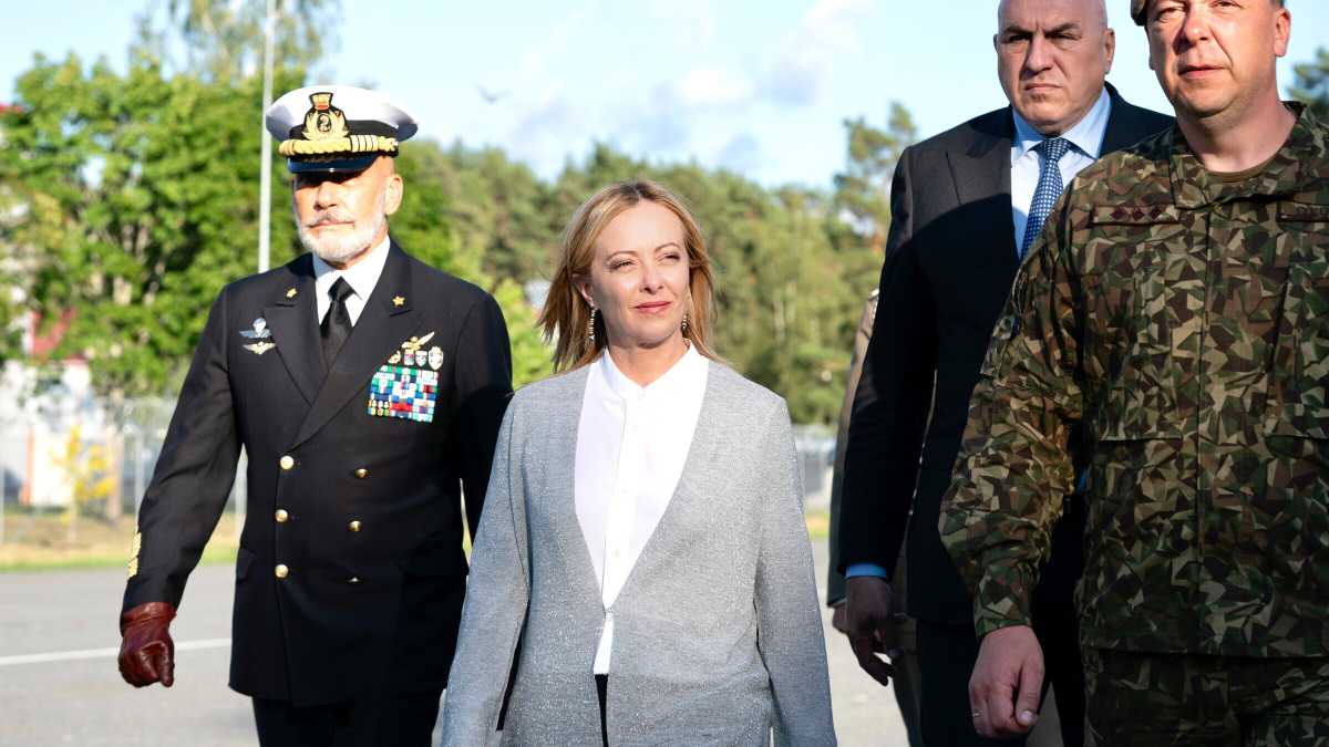 Immagine di Meloni segue la linea Conte-Schlein: riduce le spese militari