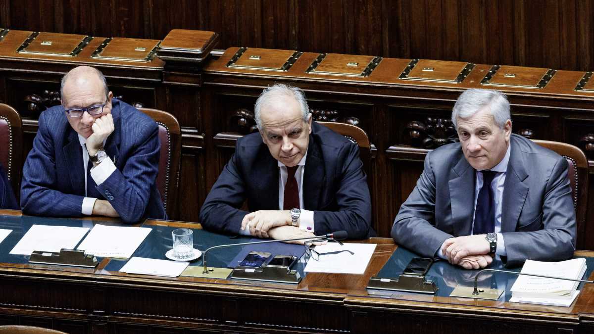 Immagine di Piantedosi e Meloni "in divisa": "Clima d'odio contro gli agenti". FdI contro gli uomini di Mattarella