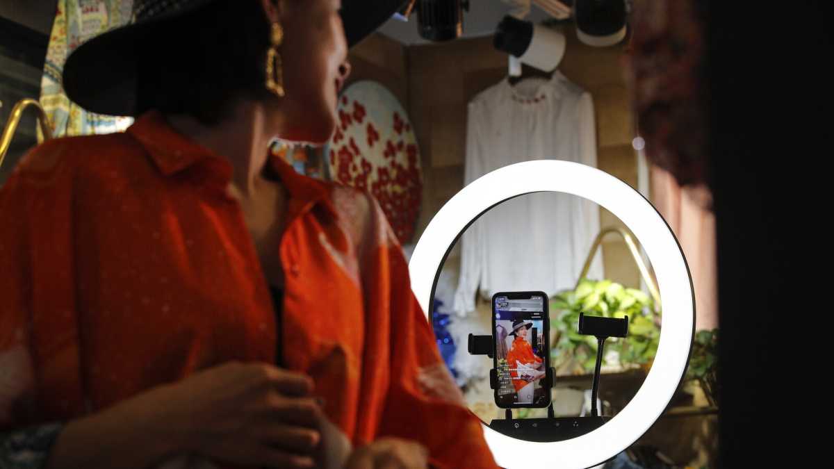 Immagine di Gli influencer che diffondono propaganda russa sui social cinesi a loro insaputa: è colpa dell'AI