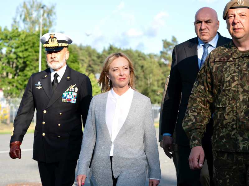 Meloni segue la linea Conte-Schlein: riduce le spese militari