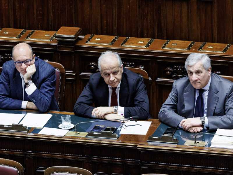 Piantedosi e Meloni "in divisa": "Clima d'odio contro gli agenti". FdI contro gli uomini di Mattarella