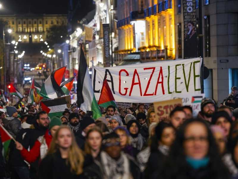 Una manifestazione pro Palestina a Oslo (Foto Ansa)