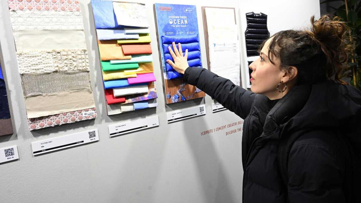 Immagine di Oltre le week: il boom dei saloni moda con l’artigiano al lavoro