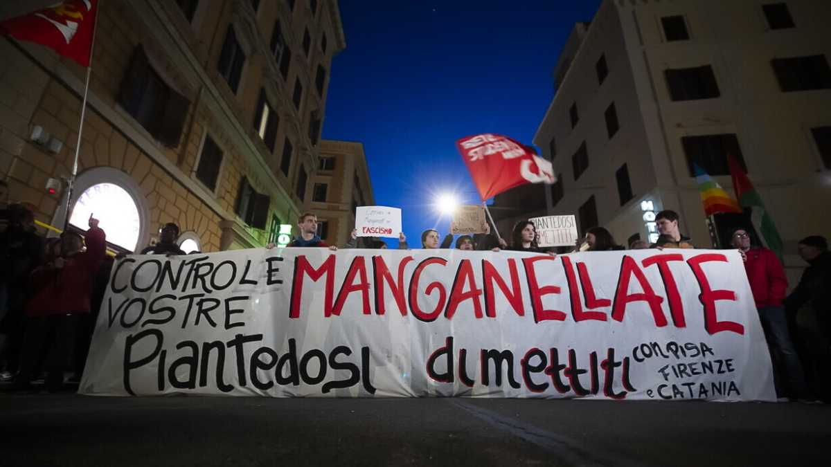 Immagine di Colapietro (Silp-Cgil): “Basta campagna elettorale sui manganelli. Non siamo il Cile di Pinochet”