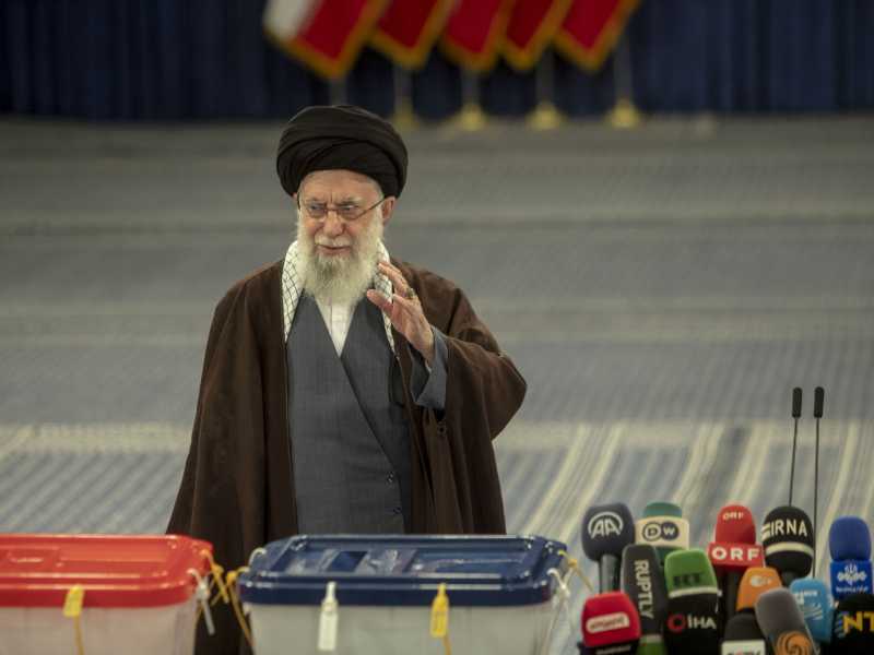 Ali Khamenei al voto (foto Getty) <br />