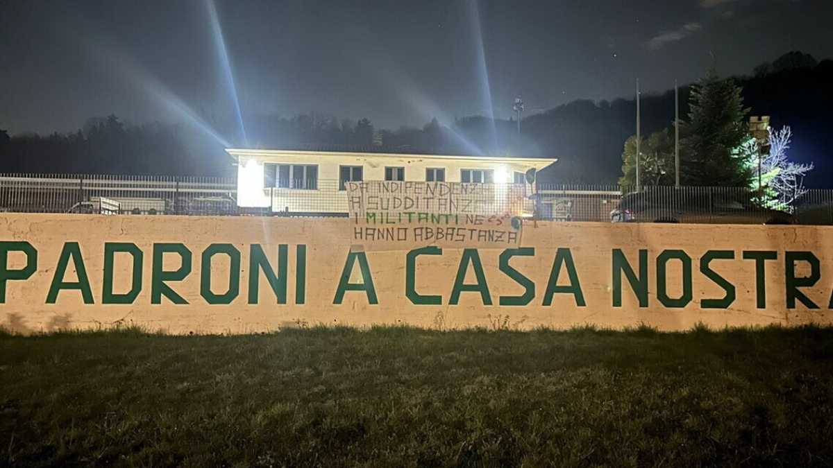 Immagine di "Basta vessazioni": a Pontida spunta uno striscione contro la Lega di Salvini