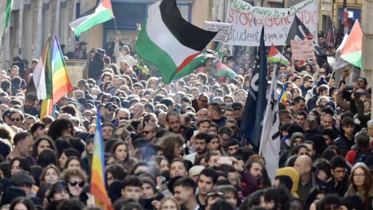 Immagine di La stampa che ha tentato di rendere eroi i giovani di Firenze e Pisa