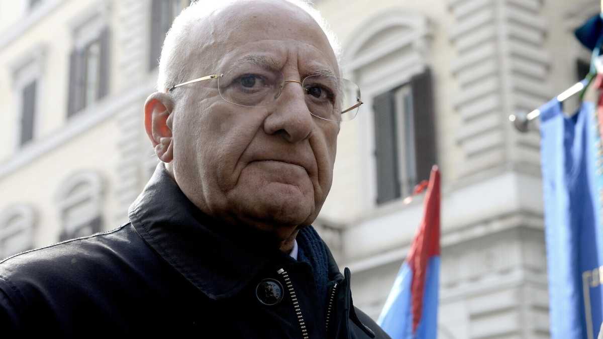 Immagine di Vincenzo De Luca a processo per le smart card sui vaccini anti Covid
