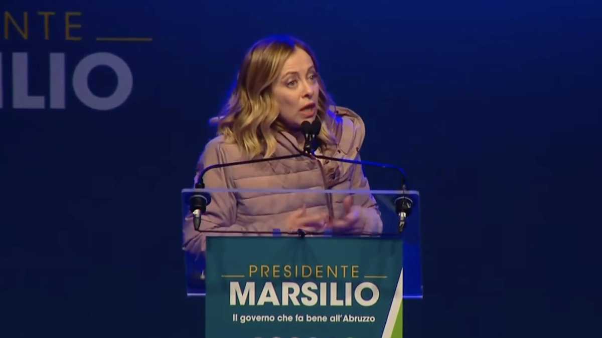 Immagine di L'ottimismo di Meloni per il voto in Abruzzo: "Quando sono qui piove sempre ma porta bene"