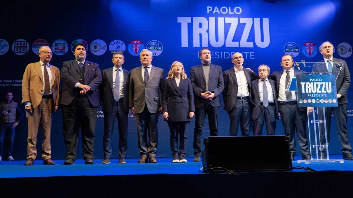 Immagine di Meloni in Abruzzo con l'incubo Sardegna: prima del palco con gli alleati incontra da sola le imprese