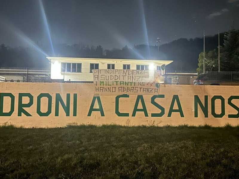"Basta vessazioni": a Pontida spunta uno striscione contro la Lega di Salvini