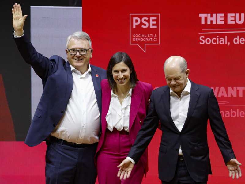 Nicolas Schmit con Elly Schlein e Olaf Scholz - foto Ansa