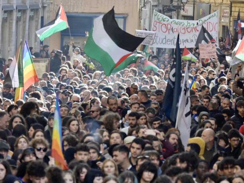 Studenti in piazza a Pisa (foto Ansa)