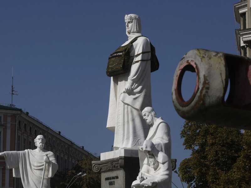 Una statua della principessa Olga, Kyiv (foto Ansa)