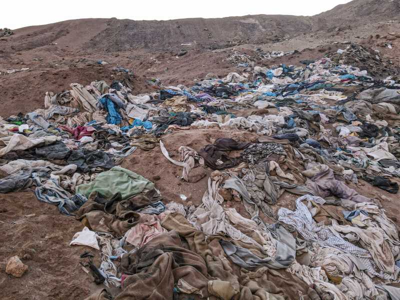 Abiti e scarti tessili nel deserto di Atacama in Cile (Foto di Lucas Aguayo Araos/Anadolu Agency via Getty Images) <br />