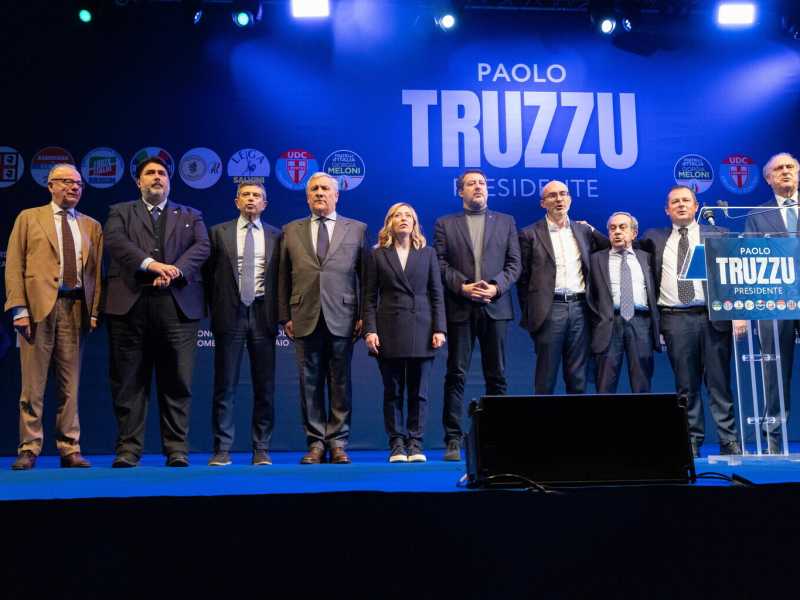 Meloni in Abruzzo con l'incubo Sardegna: prima del palco con gli alleati incontra da sola le imprese