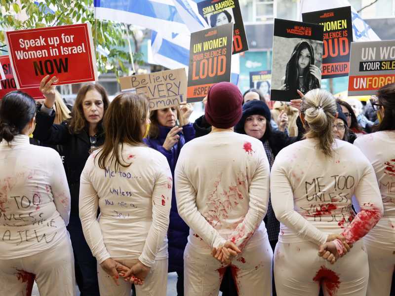 &nbsp;Una protesta per mostrare le violenze di Hamas contro le donne negli attentati del 7 ottobre - foto via Getty Images