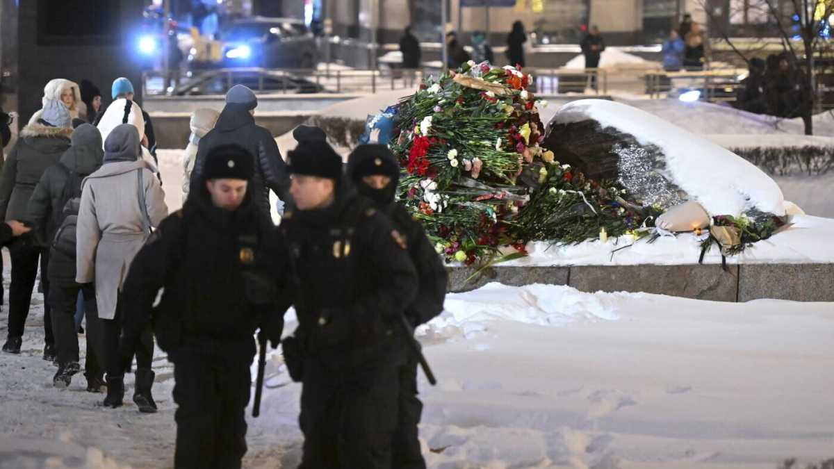 Immagine di La polizia bussa alla porta di chi ha partecipato al funerale di Navalny