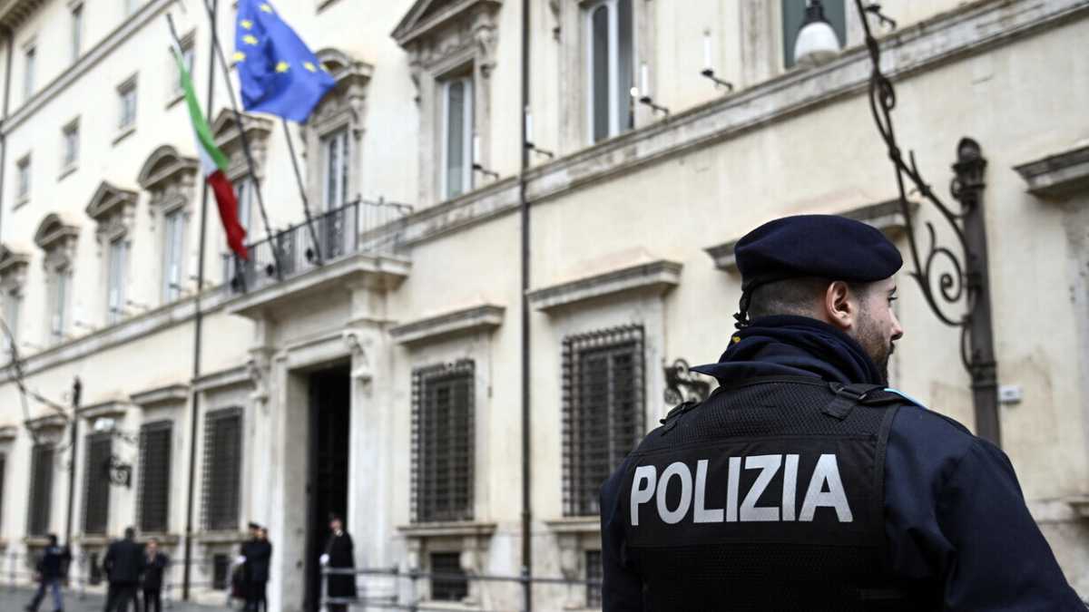 Immagine di Meloni incontra le forze dell'ordine: "Contro di voi una campagna denigratoria"
