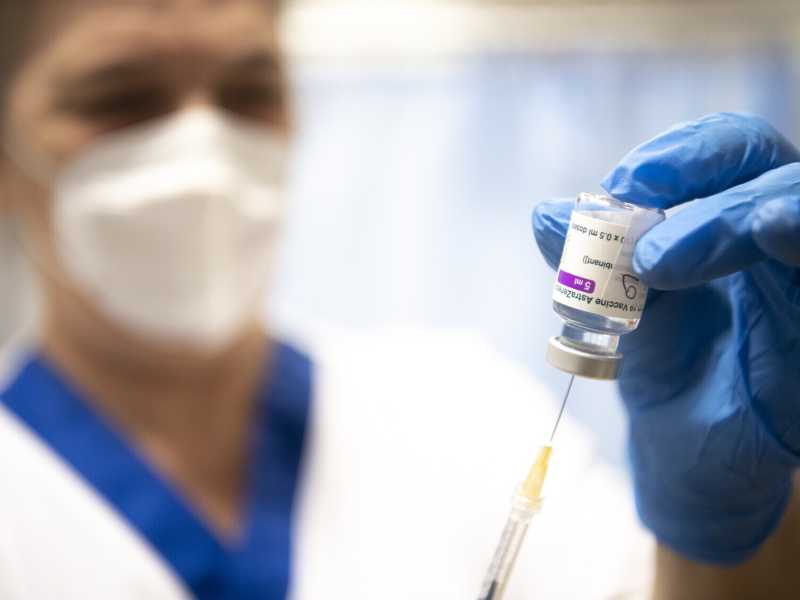 Personale sanitario a lavoro, con il vaccino AstraZeneca (Foto LaPresse)