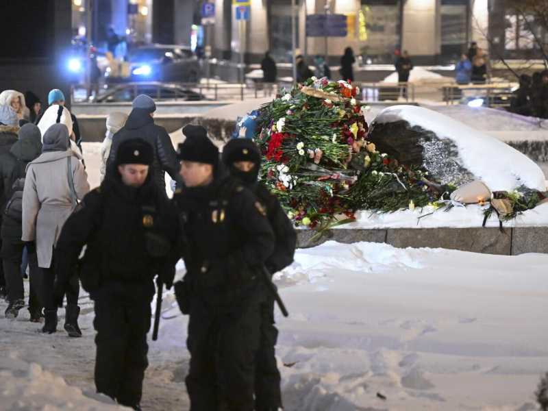 La polizia bussa alla porta di chi ha partecipato al funerale di Navalny