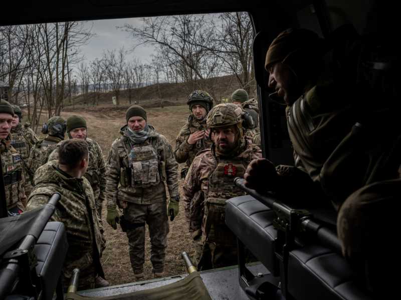 Medici ucraini della 79esima brigata si esercitano e perfezionano le tattiche di evacuazione dei soldati feriti durante   nell&rsquo;Oblast di Donetsk (foto di Wolfgang Schwan/Getty Images)