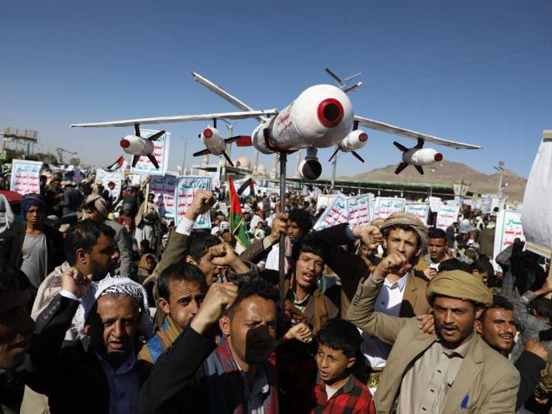 Gli houthi colpiscono una nave, ci sono due morti