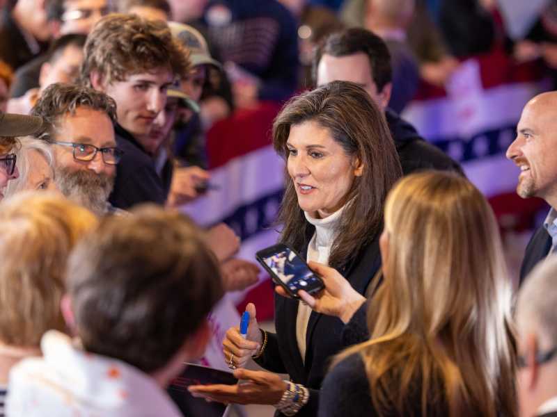 Nikki Haley saluta i partecipanti in una tappa della sua campagna nel Maine, al Portland Elks Club il 3 marzo 2024 (Scott Eisen/Getty Images) <br />
