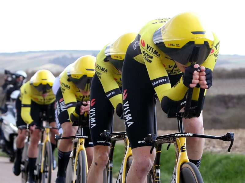 Il Team Visma | Lease a bike durante la cronometro a squadre della Parigi-Nizza 2024 (foto Alex Broadway/Getty Images)<br />