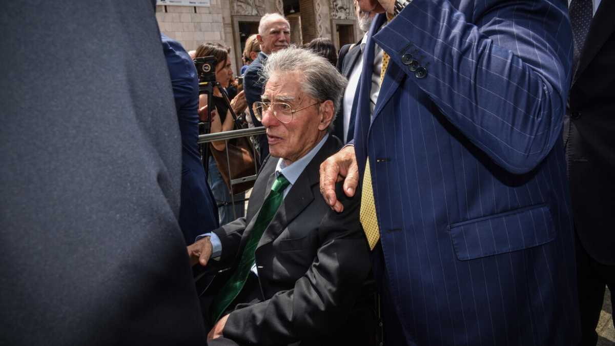 Immagine di Parla Bossi: "Vogliamo rimettere a posto la Lega. Le idee di Salvini? Bisogna vedere se sono giuste?"