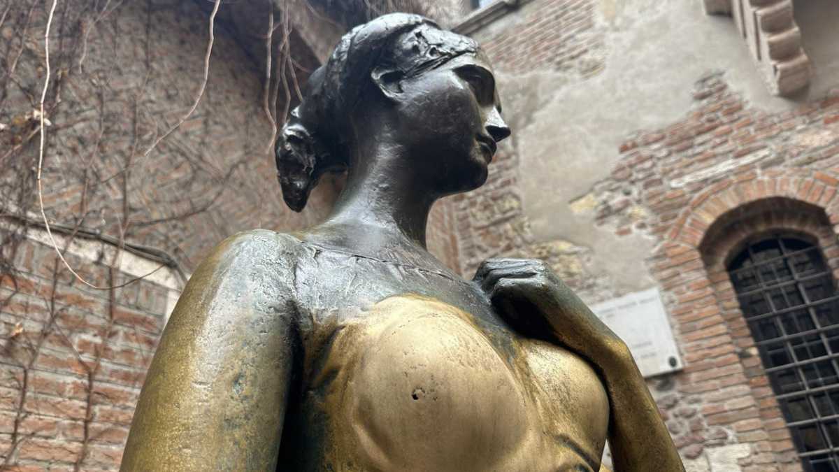 Immagine di Tutti a smanacciare Giulietta (nel senso della statua). Ma come la mettiamo col consenso?
