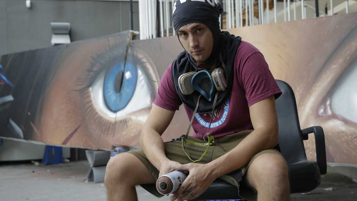 Immagine di La paradossale difesa di Jorit dopo l'elogio a Putin: "E allora il bacio tra Meloni e Biden?"