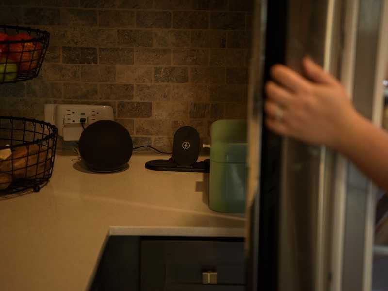 Lo strano assunto per cui i trogloditi dovrebbero farsi educare da Alexa