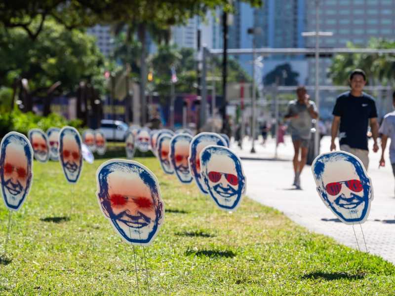 &nbsp;Cartelloni di Joe Biden in veste di Dark Barandon - foto via Getty Images