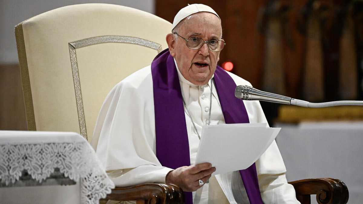 Immagine di Ucraina: il Papa elogia “chi ha il coraggio della bandiera bianca”