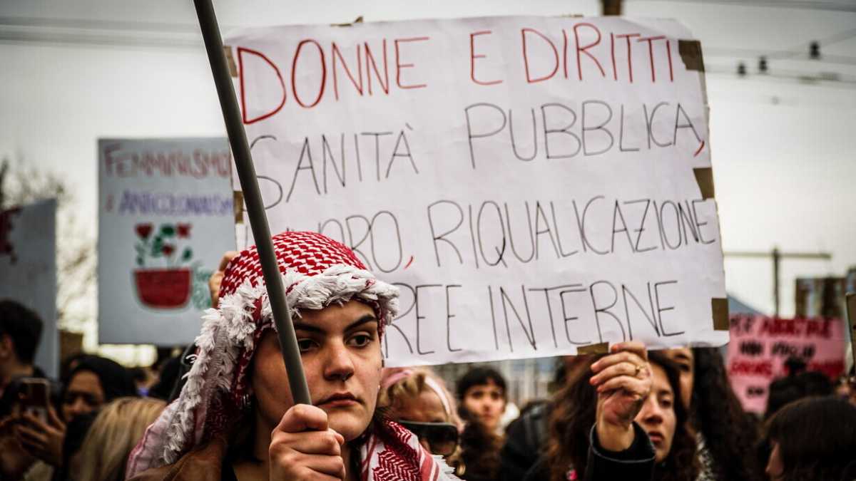 Immagine di Il corteo per l'8 marzo e Davigo mimetizzato